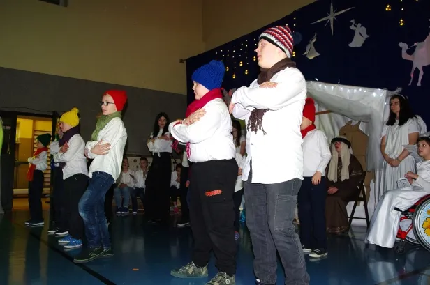 Dzieci spieszą do stajenki by pokłonić się dzieciątku