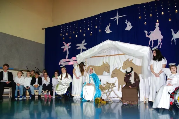 Aktorzy na tle stajenki