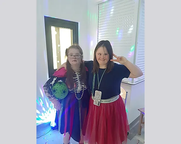 Karnawałowe przebrania i wspólne zdjęcie uczestników.