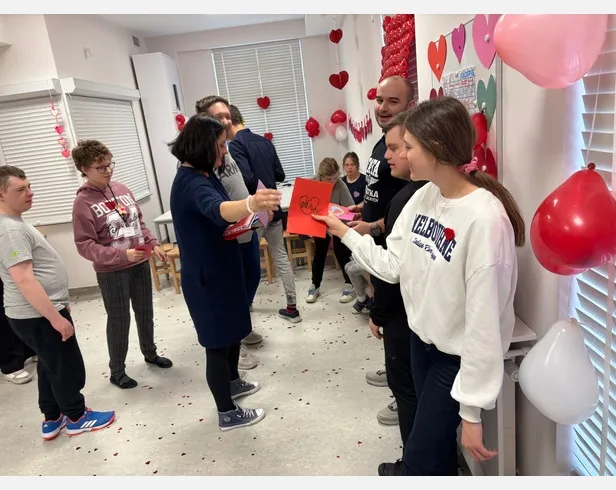 Przygotowania i wręczanie walentynkowej korespondencji.