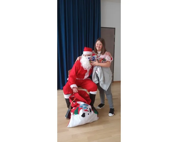 Mikołaj wręcza prezent uczennicy