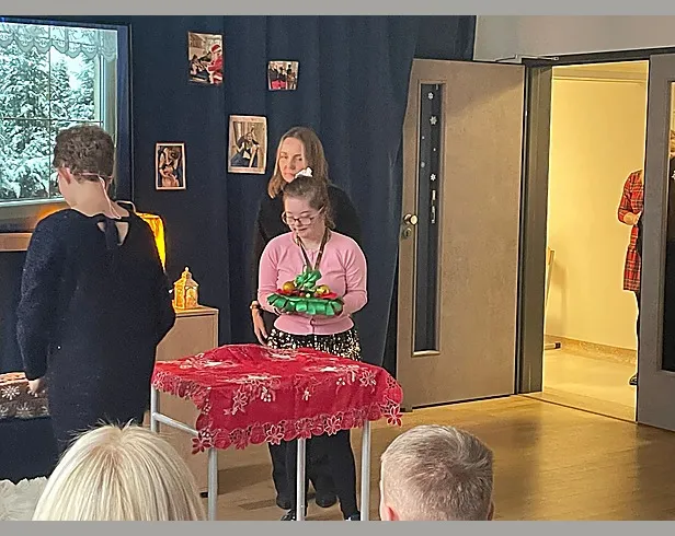 Uczniowie w świątecznej scenie.