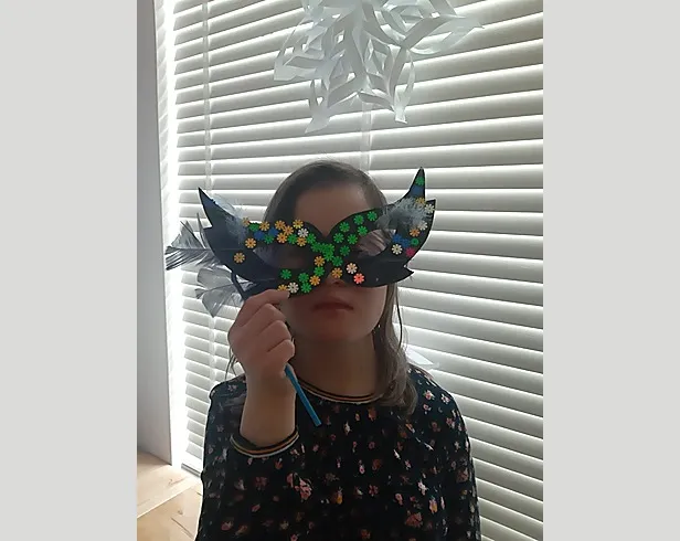 Karnawałowa maska – element zabawy i kreatywności.