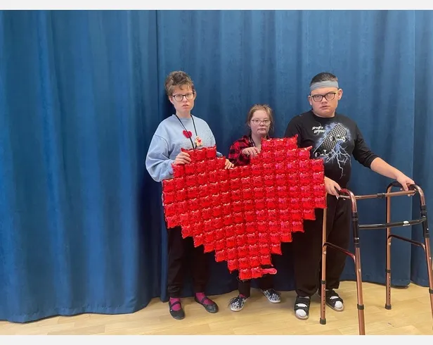 Serce wykonane przez uczniów – symbol wspólnego świętowania.