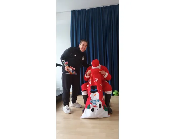 Wspólne wręczanie świątecznych upominków