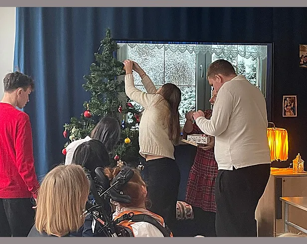 Świąteczne dekorowanie choinki.