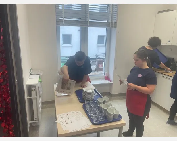 Przygotowanie zastawy i organizacja stanowiska pracy.