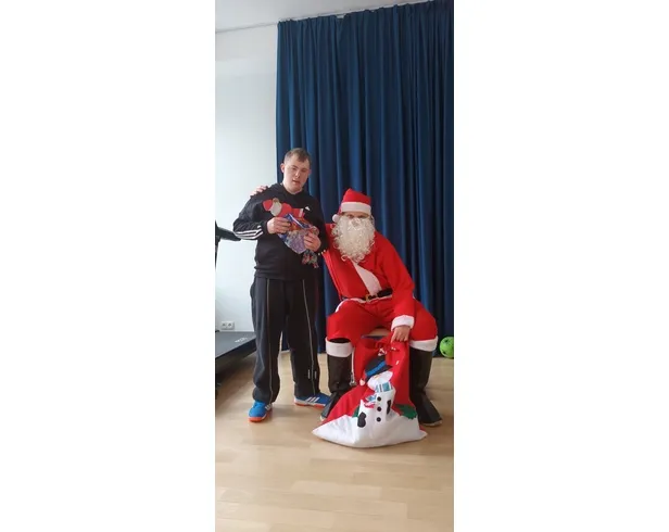 Zdjęcie z Mikołajem i prezentem