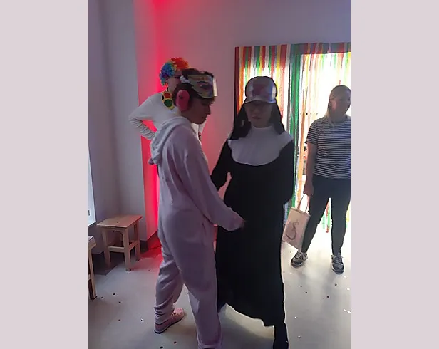 Zabawa taneczna w przebraniach – karnawałowy klimat.