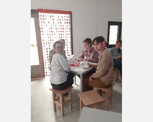 Walentynkowe spotkania przy stolikach.