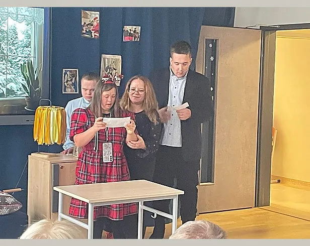 Uczeń/uczennica czyta swoją rolę.