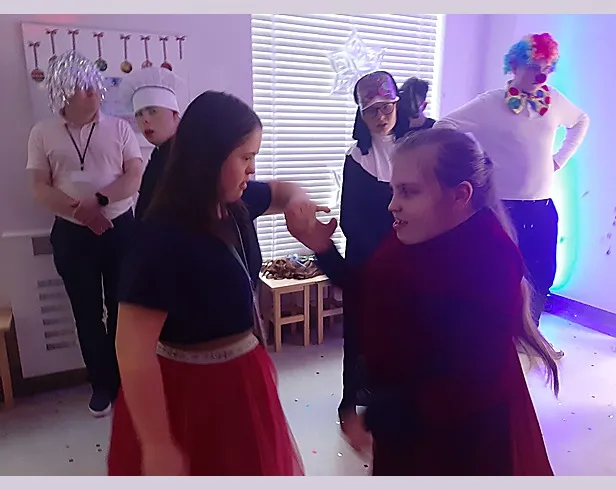 Wspólny taniec i radość na parkiecie.