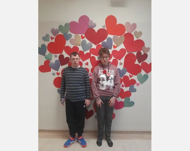 Serwowanie poczęstunku przez uczniów.