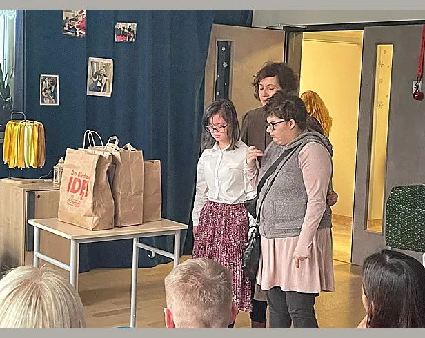 Uczennice odgrywają role.