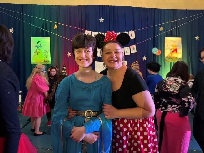 Asia i p. Iza w strojach z bajek Disneya