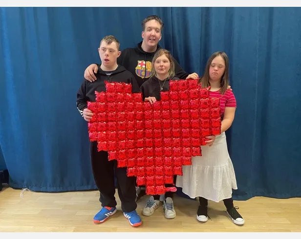 Zespół prezentujący symboliczne serce.