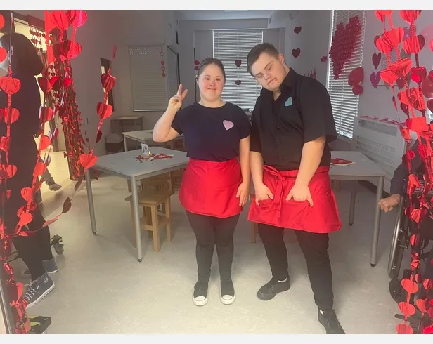 Uśmiech i pozytywne emocje w kawiarenkowej przestrzeni.