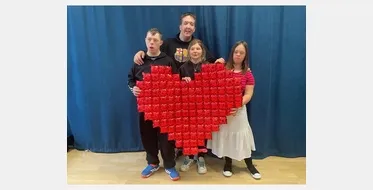 Uczniowie z symbolem Walentynek