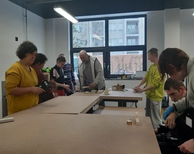 Uczniowie samodzielnie wykonują prace stolarskie.