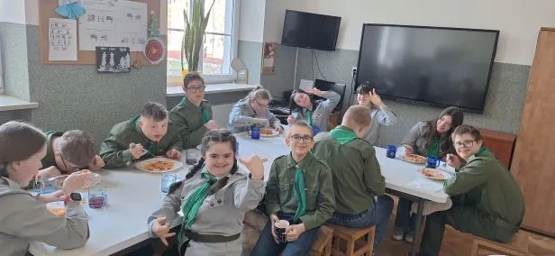 Wspólne gotowanie i spożywanie obiadu.