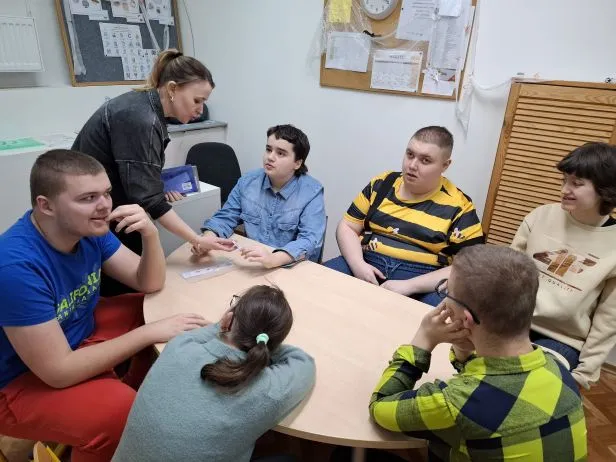 Uczniowie odczytują wskazówkę, gdzie ukryte jest zadanie w Escape Rommie.
