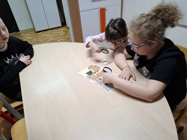 Uczniowie rozwiązują zadanie z użyciem lupy w Escape Rommie.