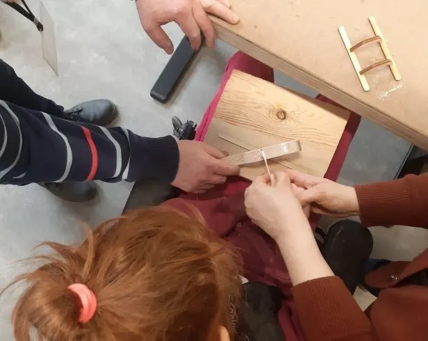 Uczniowie samodzielnie wykonują prace stolarskie.