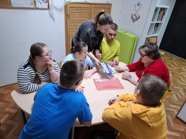 Uczniowie wybierają adekwatną wskazówkę, aby znaleźć kolejne zadanie w Escape Roomie.