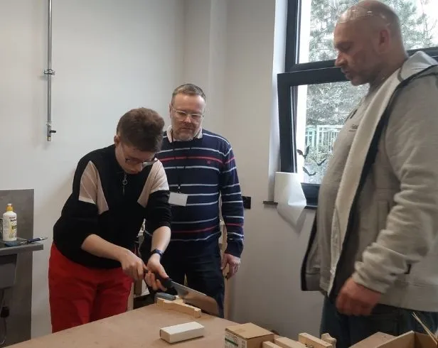 Uczniowie samodzielnie wykonują prace stolarskie.