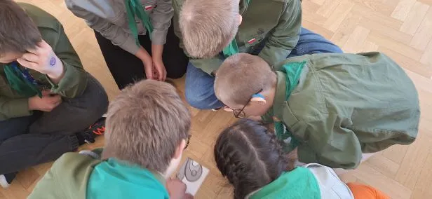 Układanie harcerskich puzzli.