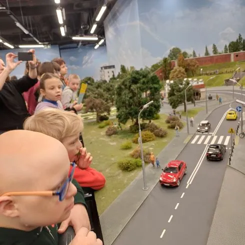 Podziwianie miniatur Warszawy na wystawie “Kolejkowo"