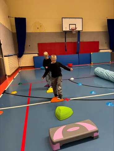 Zajęcia sportowe w sali gimnastycznej