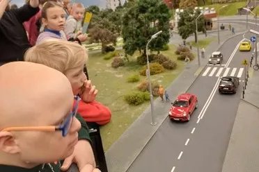 Podziwianie miniatur Warszawy na wystawie “Kolejkowo".