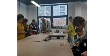 Uczniowie przygotowuja się do pracy