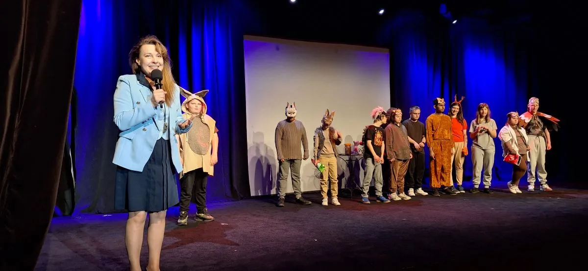 Ciepłe słowa do występujących skierowała Gospodyni Teatru Kamienica - Justyna Sieńczyłło