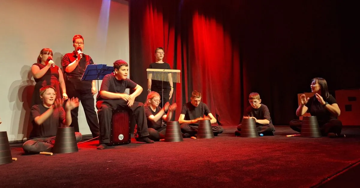 Występ grupy teatralnej ze szkoły przy ul. Bartniczej w Warszawie