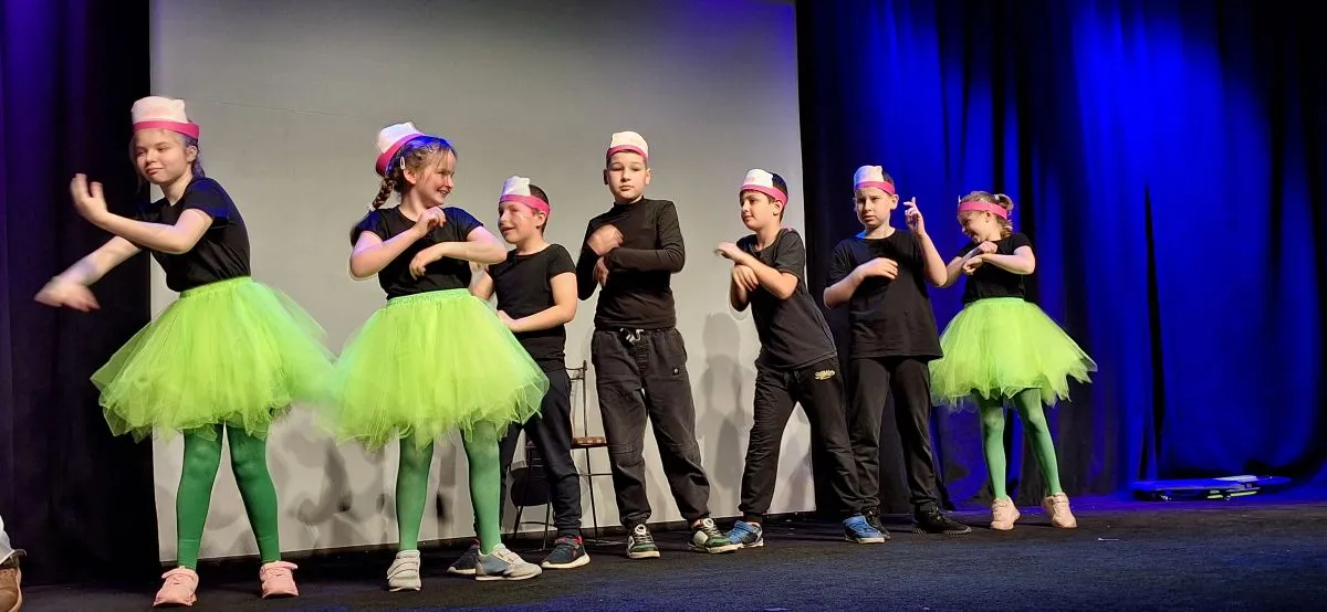 występ grupy teatralnej ze szkoły przy ul. Tarchomińskiej w Warszawie