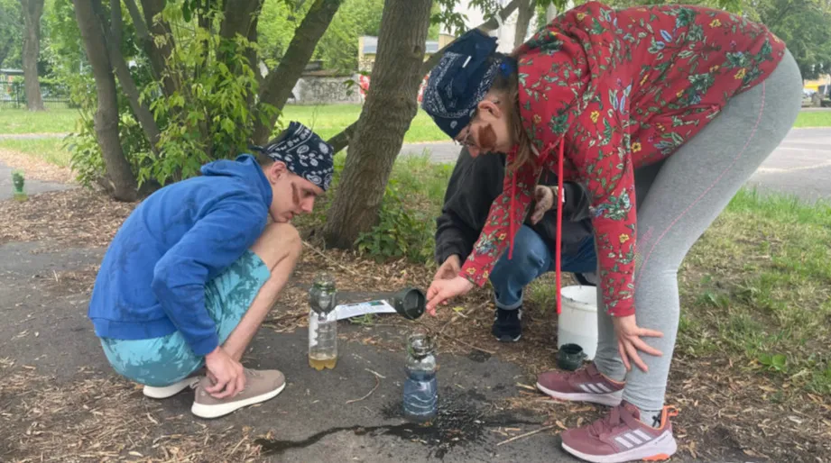 uczniowie filtrują wodę