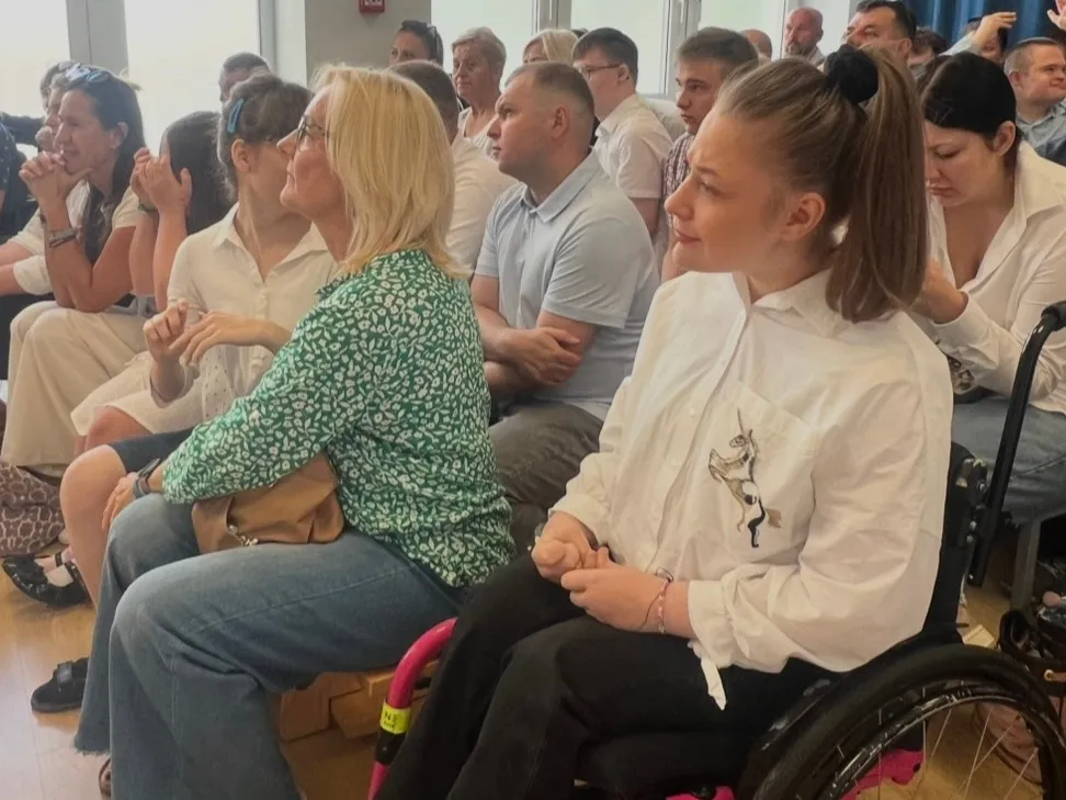 Uczniowie, rodzice oraz nauczyciele wspólnie uczestniczyli w uroczystym rozpoczęciu nowego roku szkolnego.