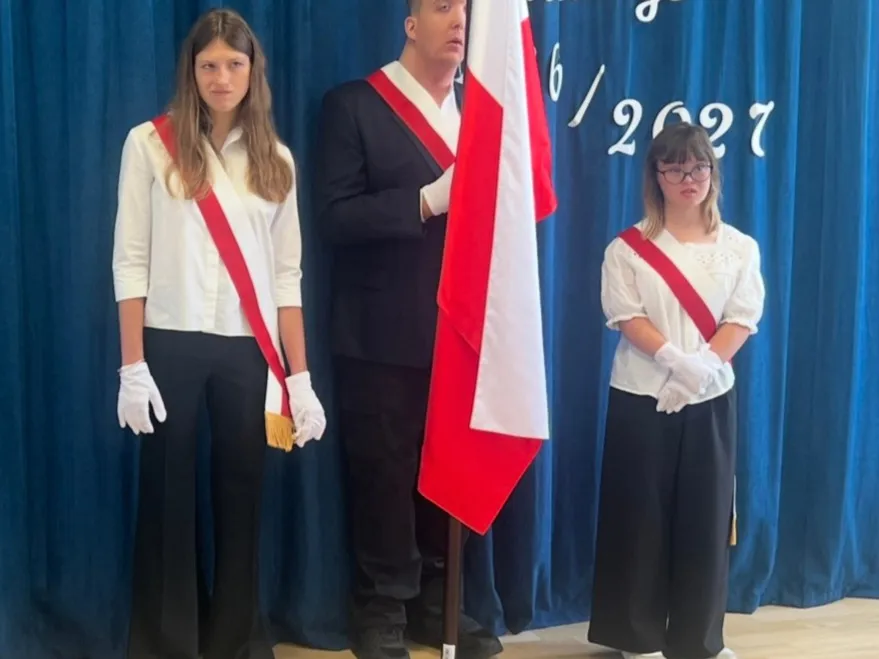 Uroczyste wprowadzenie pocztu flagowego.